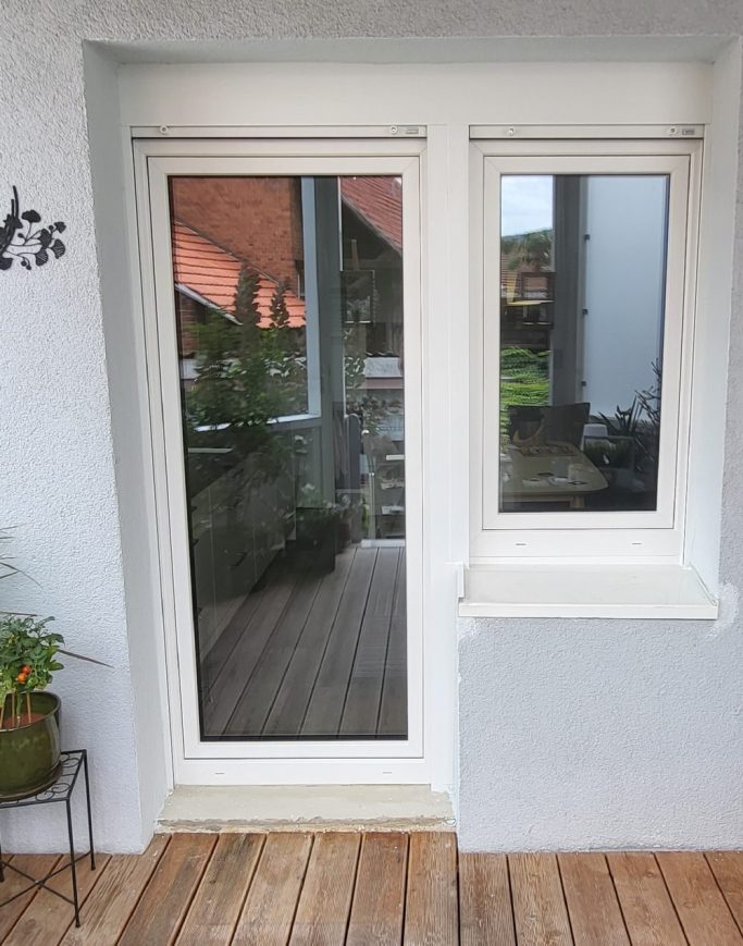 Außenansicht Terrassentür mit Fenster daneben