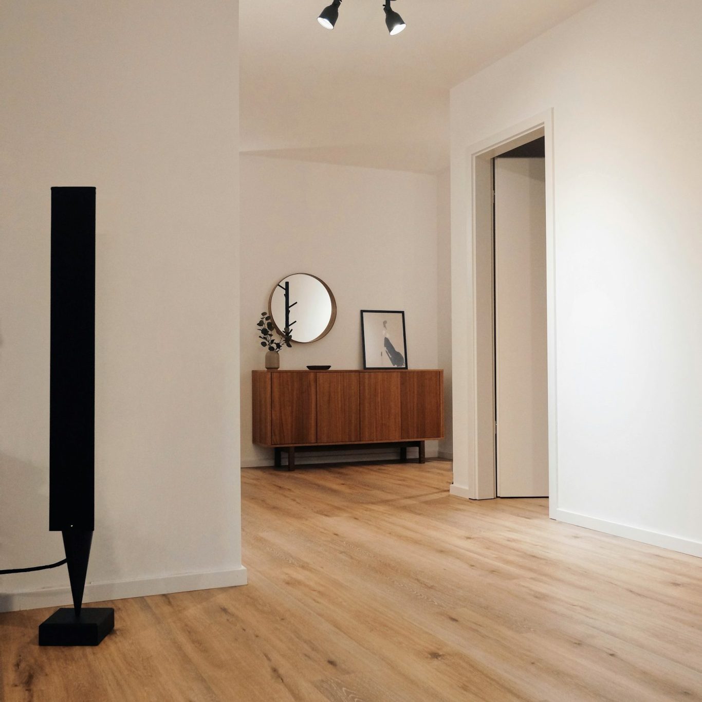 Fußbodenbelag in heller Holzoptik.